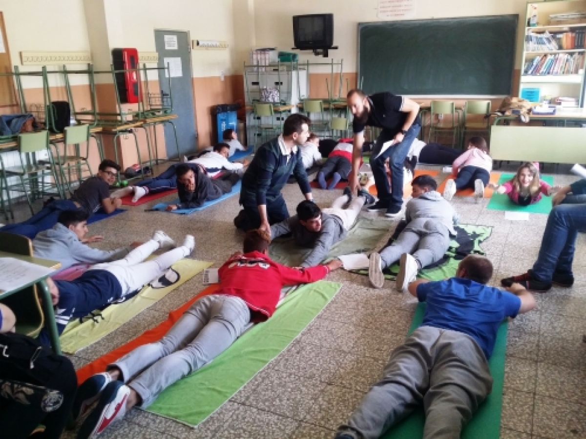 Fisioterapeutas del Área Sanitaria Norte de Córdoba enseñan educación postural y ergonomía a alumnos de formación profesional